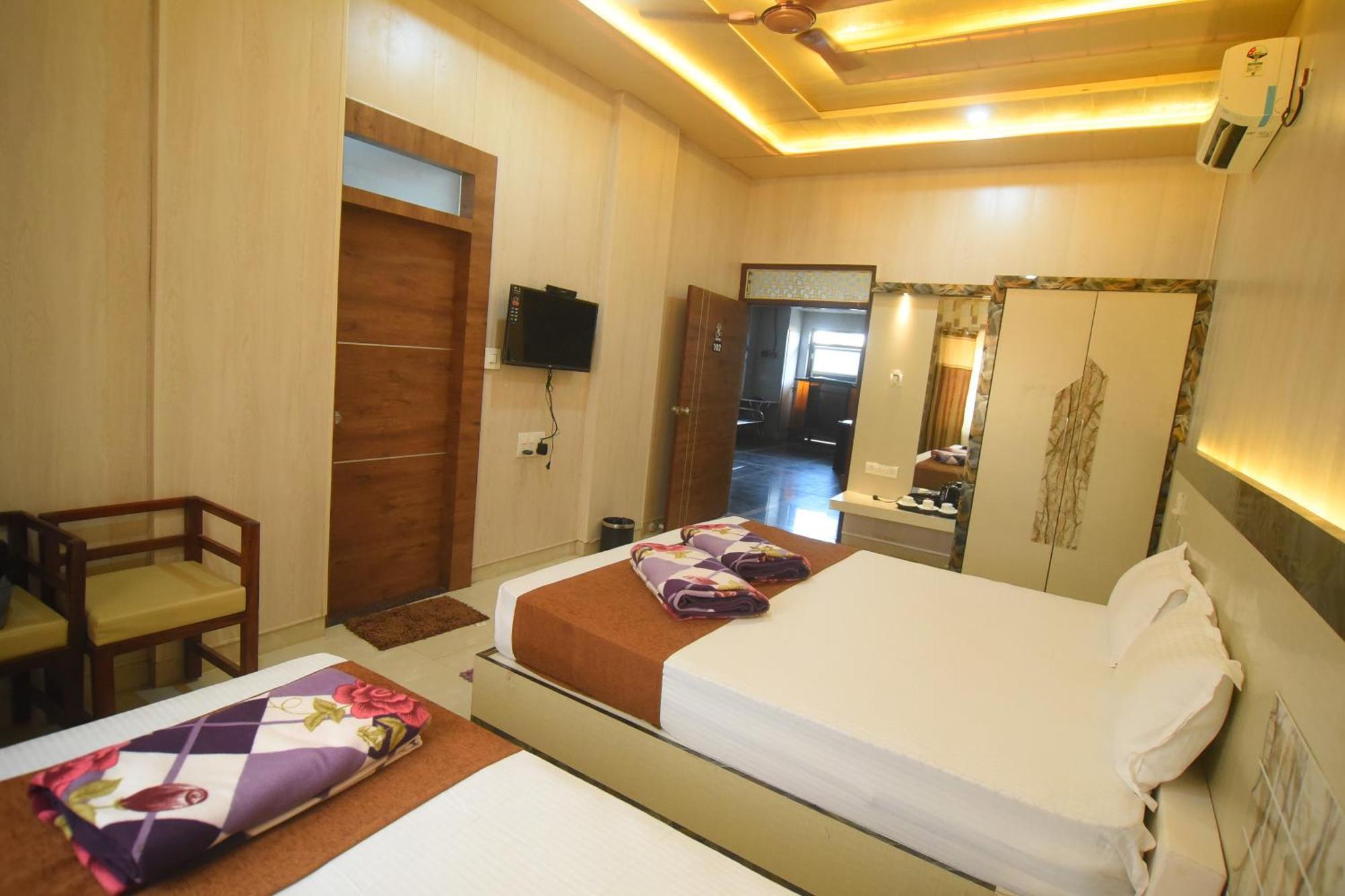R Empire Revtree Hotel Давангере Екстериор снимка