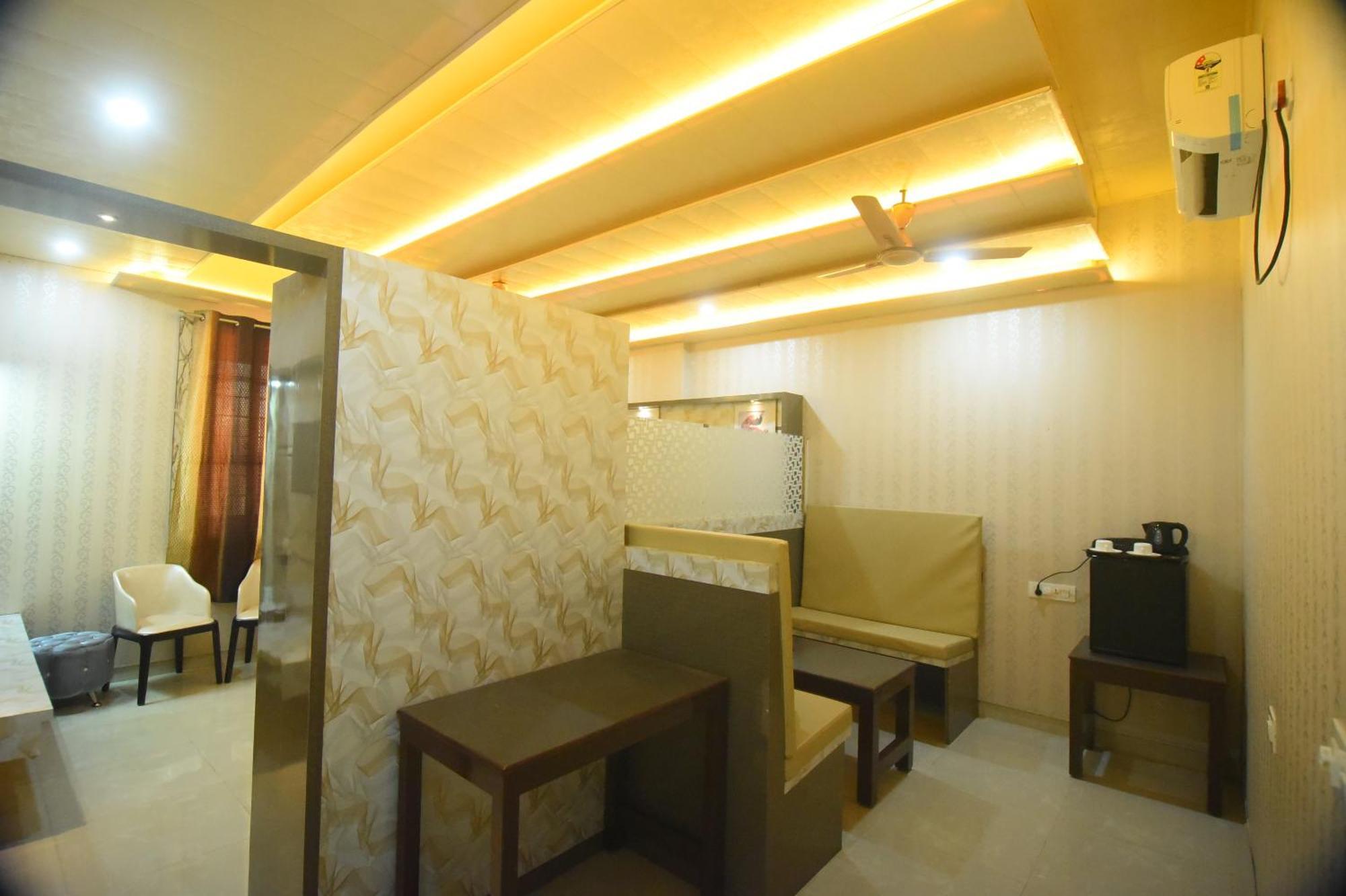 R Empire Revtree Hotel Давангере Екстериор снимка