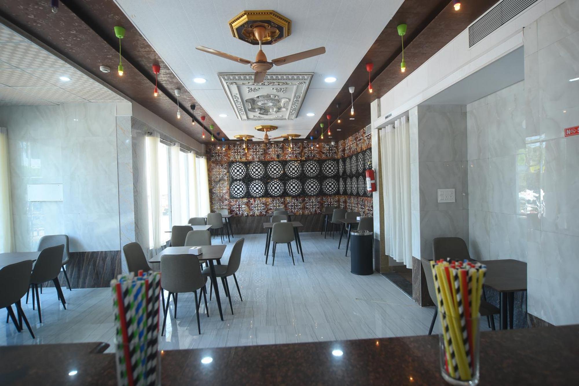 R Empire Revtree Hotel Давангере Екстериор снимка