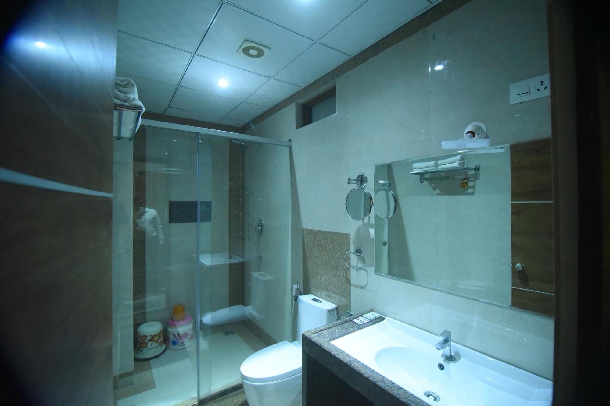 R Empire Revtree Hotel Давангере Екстериор снимка