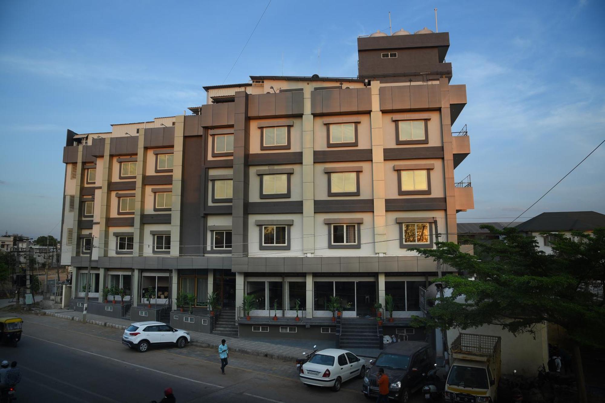 R Empire Revtree Hotel Давангере Екстериор снимка